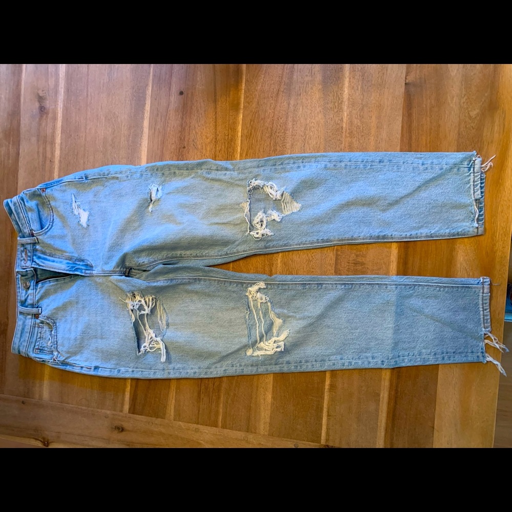New with tags AE blue ripped mom jean